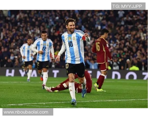 足球巨星邂逅瞬间：梅西C罗同场竞技，足球历史再添辉煌篇章