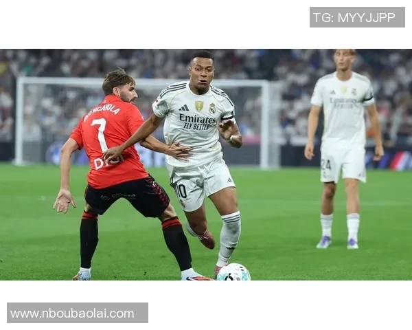 全球最帅捡球瞬间!足球场上的英俊球星完美定格 全球最帅捡球瞬间!足球场上的英俊球星完美定格