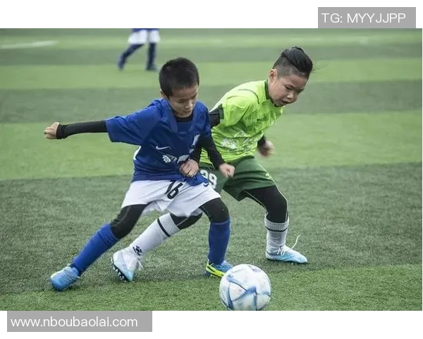 足球巨星恶搞孩子:踢球成挑战搞笑反应连连引爆全场笑声 足球巨星恶搞孩子:踢球成挑战搞笑反应连连引爆全场笑声